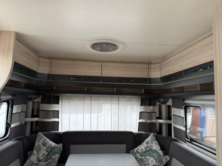 2018 HOBBY De Luxe Edition 495 UL fixed single beds