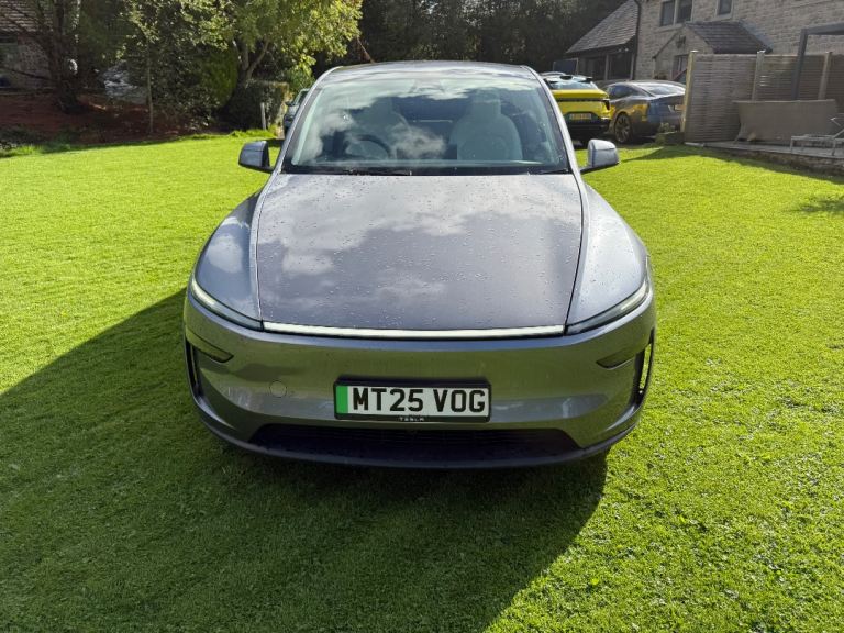 Tesla y premium 