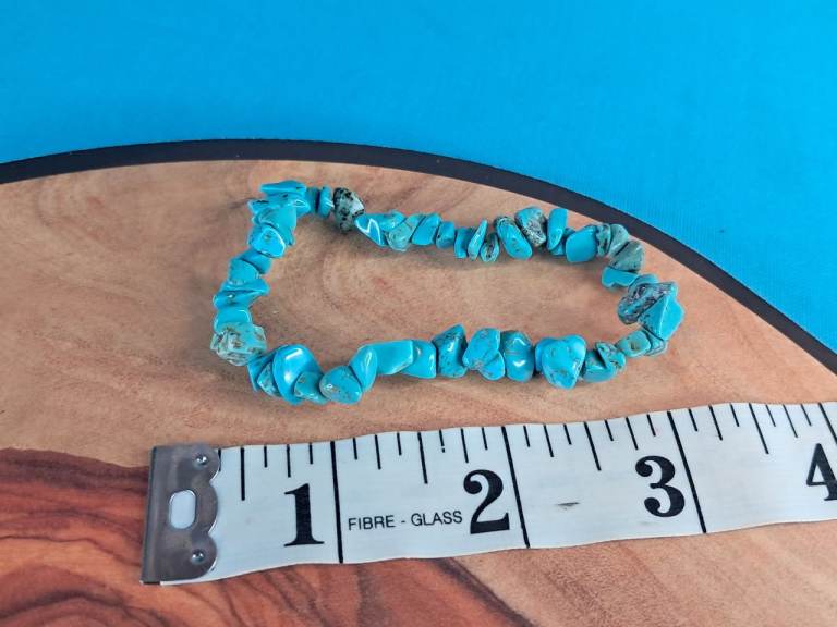 This is a blue 💙 colour turquoise chip stone stretch bracelet