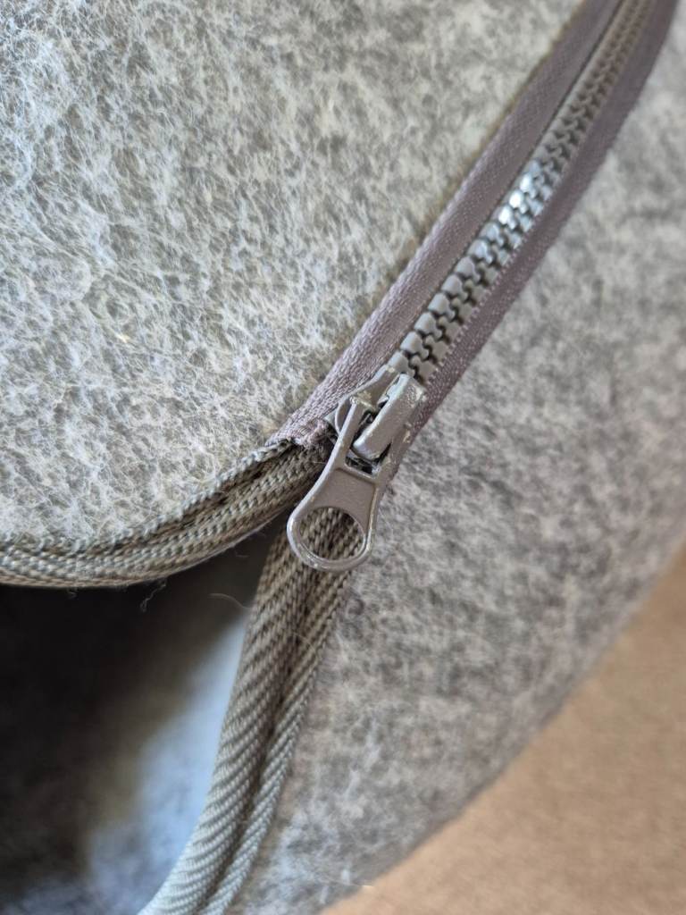 The Olso Pod - cat cave - cat bed - zip off top - used but in great condition