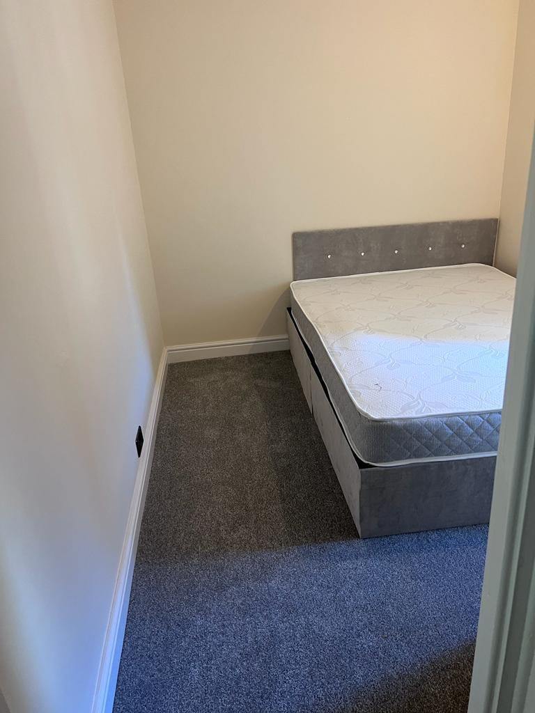 1 single and 1 double room available for re