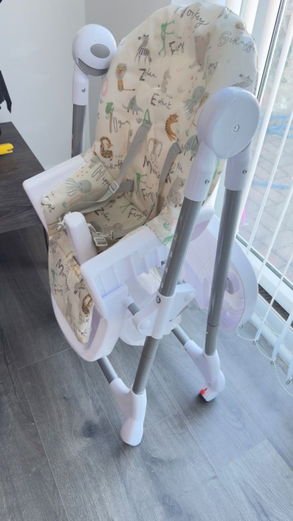 Babies high chair with tray great condition 