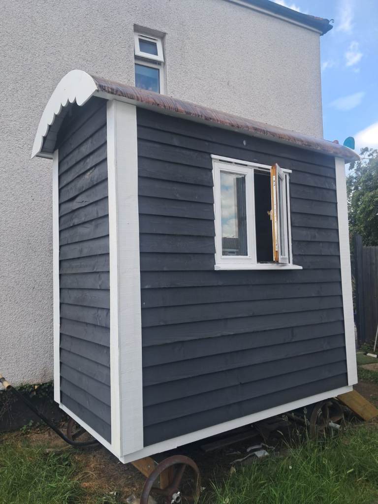 Beautiful traditional shephards hut solid built on turn table metal wheels 