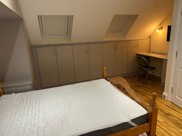 Large en-suite double room with mini kitchen 