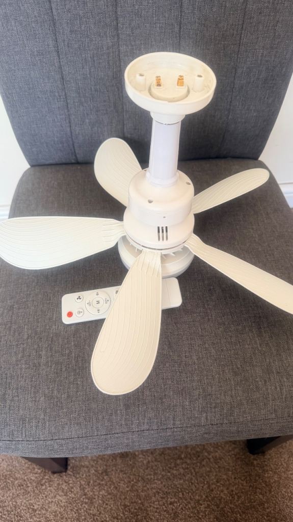 Ceiling fan with light and remote control 