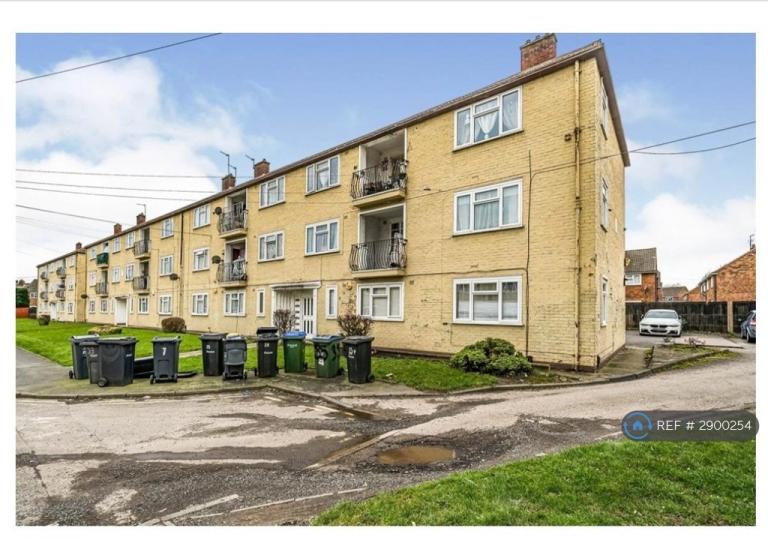 3 bedroom flat in Churchfield Avenue, Tipton, DY4 (3 bed) (#2900254)