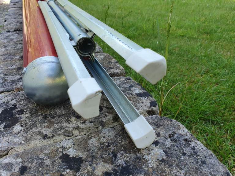Portable expandable projector screen on tripod