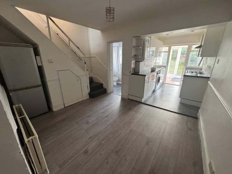Lovely 3 bedroom house to rent. Dagenham RM10. Working Professional, DSS with Guarantor. £1,950  PM 