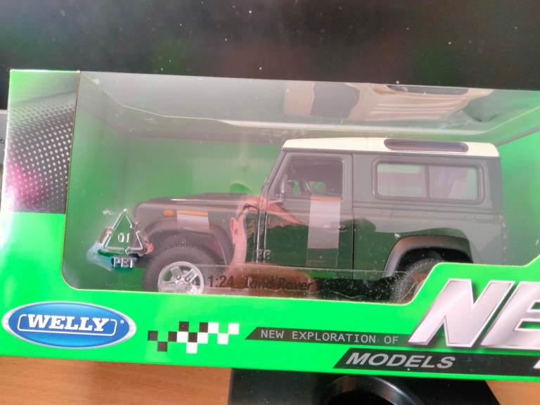 1:24 Land Rover Defender 