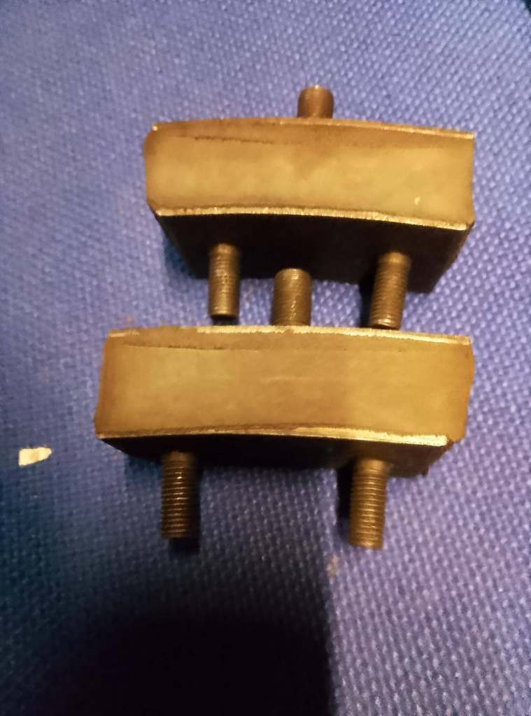 PAIR OF NEW ENGINE MOUNTINGS FOR AUSTIN MG 1100 / 1300 RILEY VANDEN PLAS