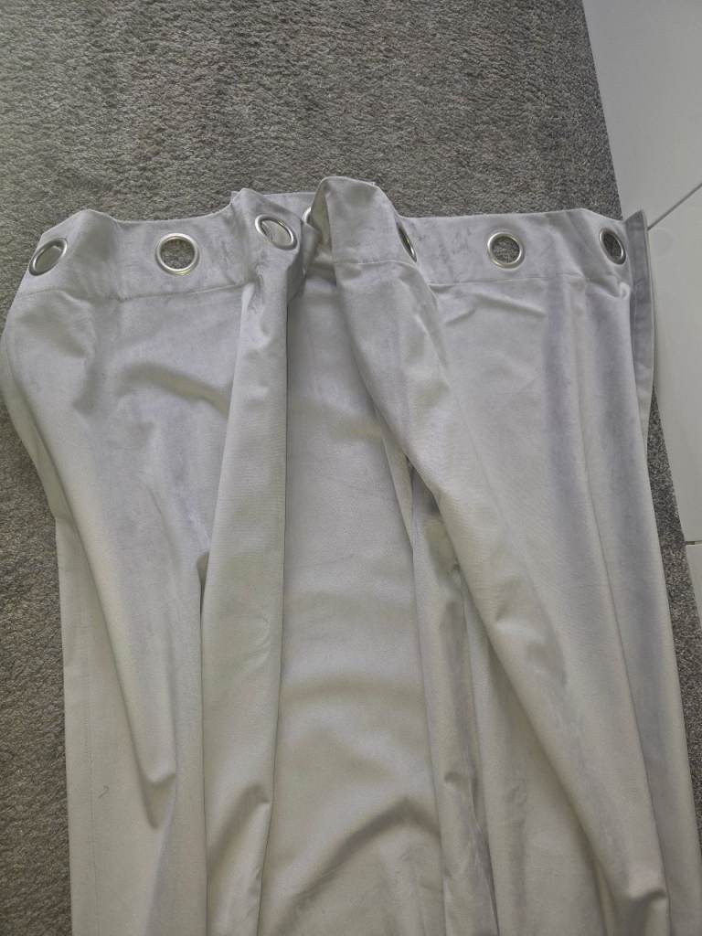 2 pairs eyelet curtains grey