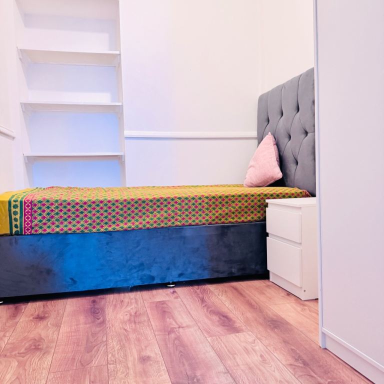 Single room to rent for female 