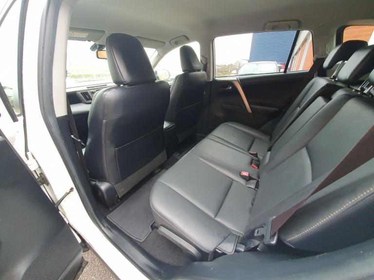 2015 Toyota RAV4 2.2 D-4D Invincible SUV 5dr Diesel Manual 4WD Euro 5 (150 ps)