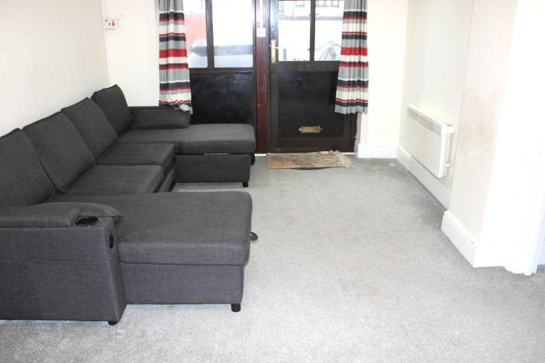Beautiful 1 Bedroom Ground Floor Flat To Rent near Queensbury Tube Station Buses & Shops