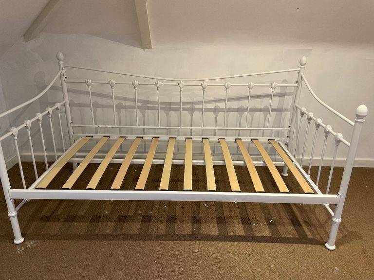 White metal Brambly Hedge daybed 3’ single