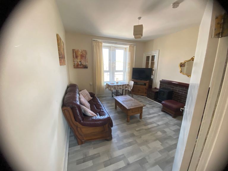 An entire spacious tidy one bedroom flat to rent
