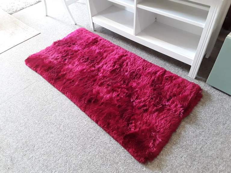 Lovely small fluffy hot-pink rug Copley Mill Low Cost Moves 2nd Hand Furniture STALYBRIDGE SK15 3DN