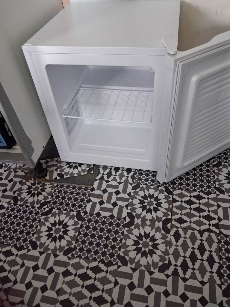 Logik Tall Black Fridge fridge Freezer – Good Condition
