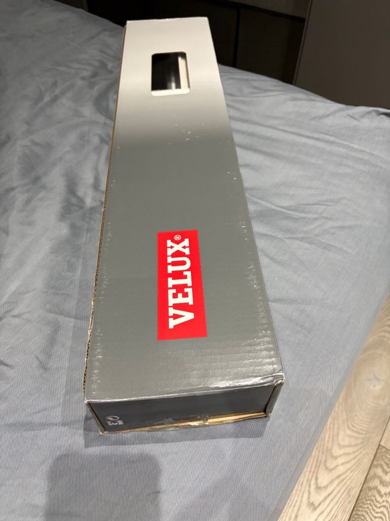 BRAND NEW VELUX INTEGRA ELECTRIC BLIND, CK 02 WHITE FOR WINDOW 55x78 CAN HAND DELIVER 