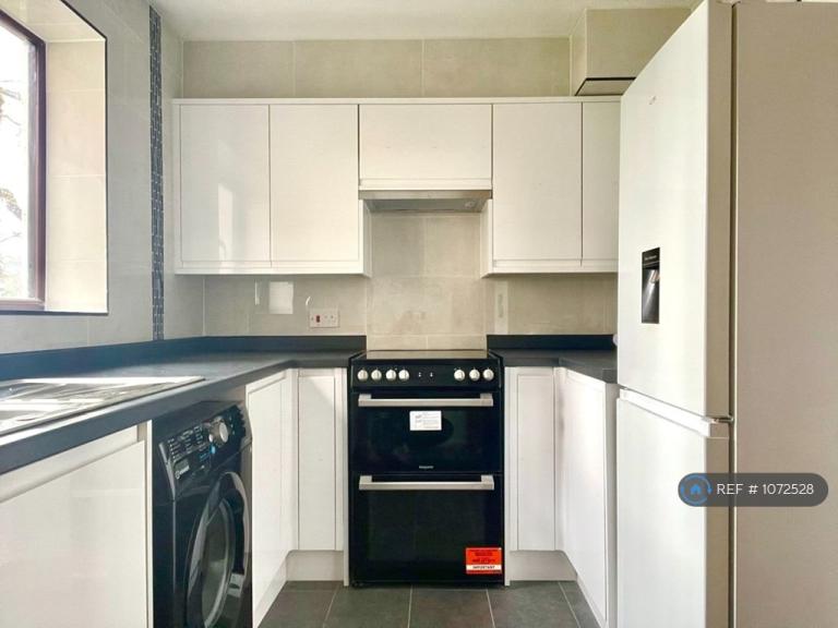 1 bedroom flat in Wavel Place, London, SE26 (1 bed) (#1072528)