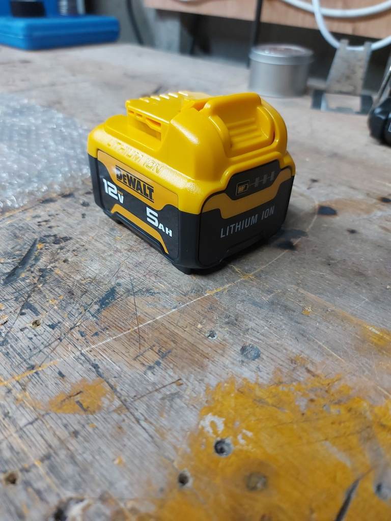 Dewalt 12v 5A