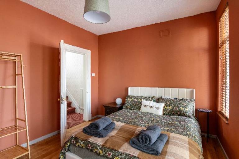 Spacious Double Room – Quiet Home Near City Centre