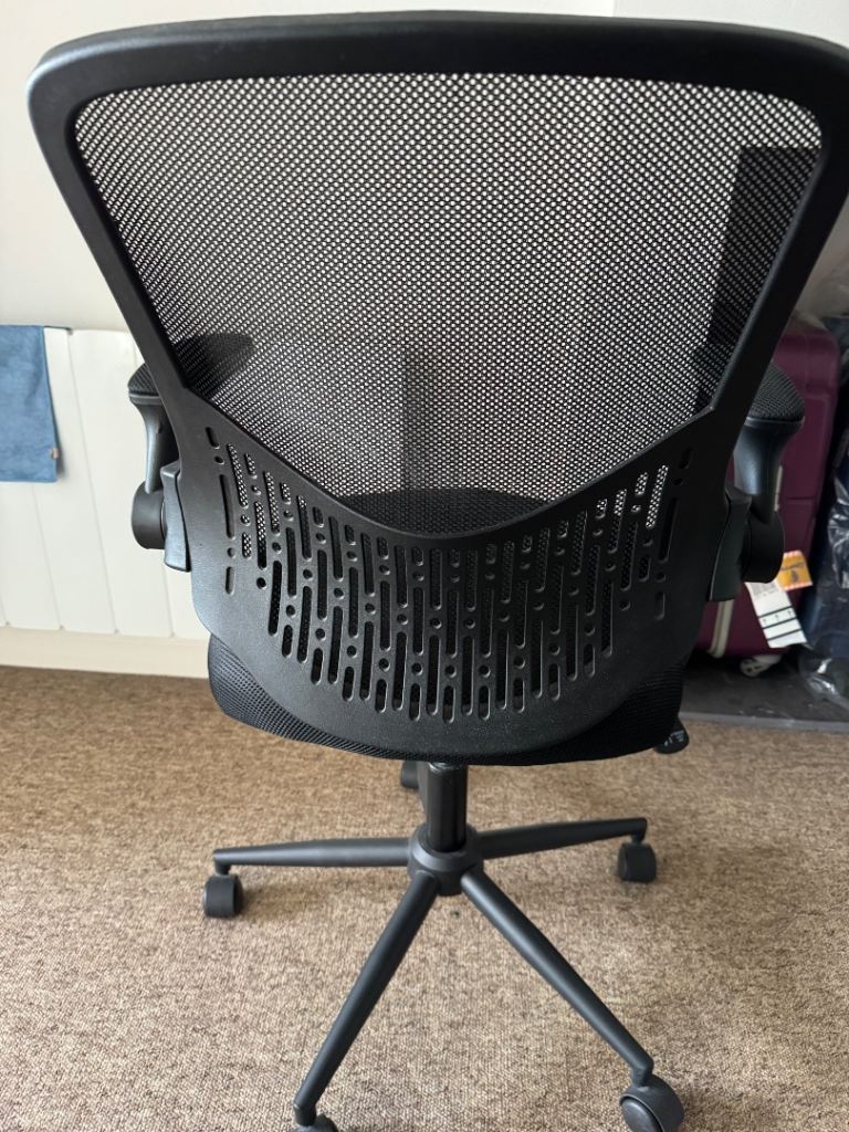 Ergonomic Mesh Office Chair with Armrests – Excellent Condition