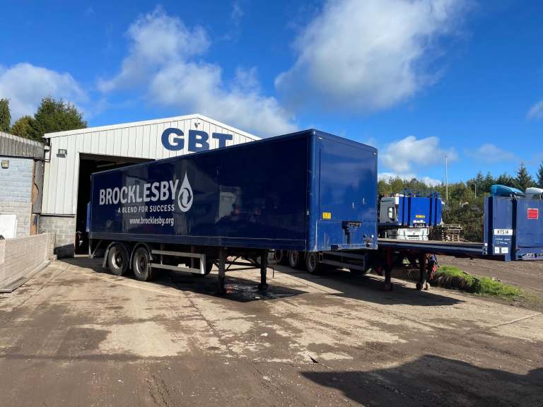 10 meter box with rear steer axle 