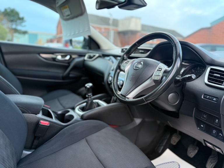 2015 Nissan Qashqai 1.2 DiG-T N-Tec+ 5dr HATCHBACK Petrol Manual