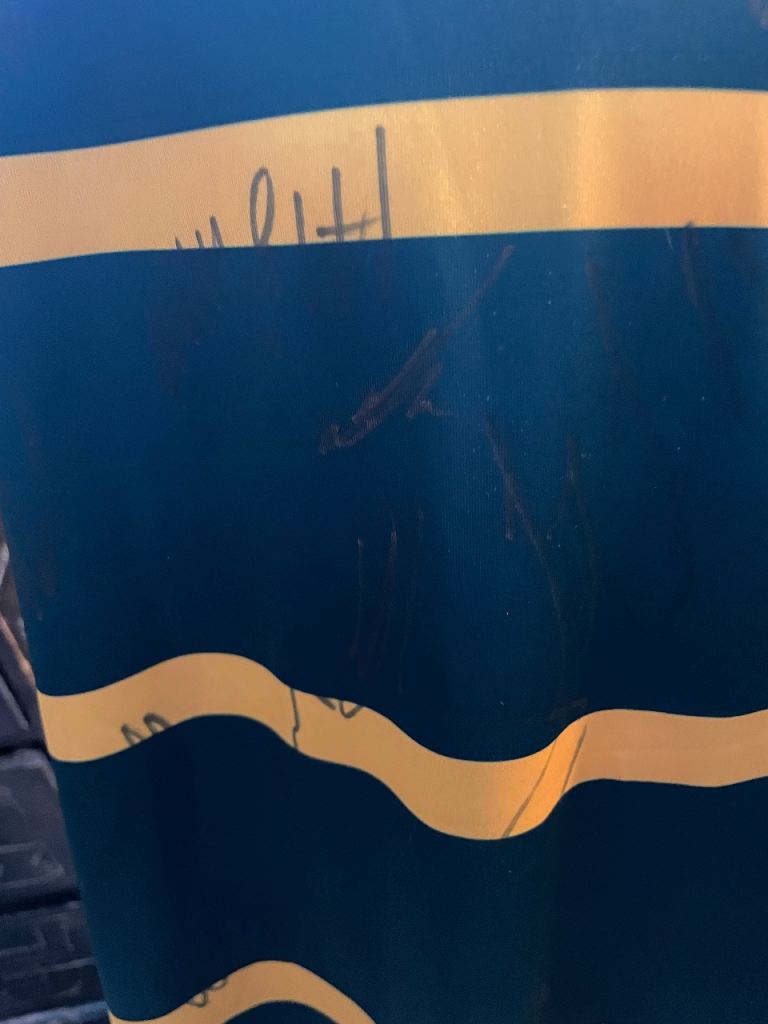 Hull kr 2020 rare signed Aussie tribute shirt In Medium BNWT 