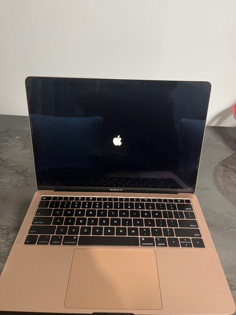 Apple MacBook Air 15” Rose Gold 1.6GHz i5, 8GB RAM, Intel UHD 617 – Excellent Condition