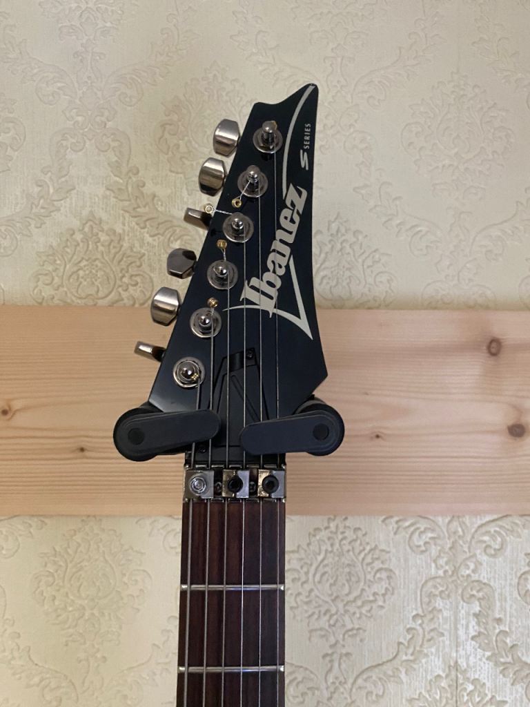 Electric Guitars and Peavey Valve Amplifier* Bargain **