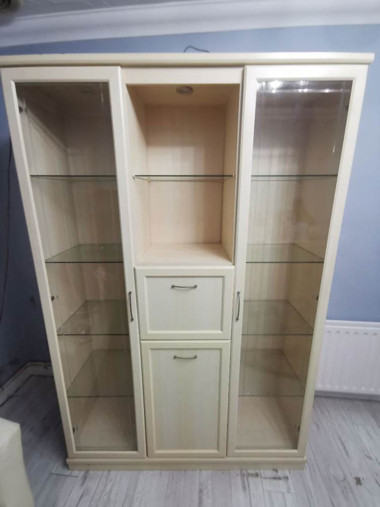 ~ LIMED OAK FINISH ~ DISPLAY CABINET WITH LIGHTS ~ 10 GLASS SHELVES ~ STUNNING ~