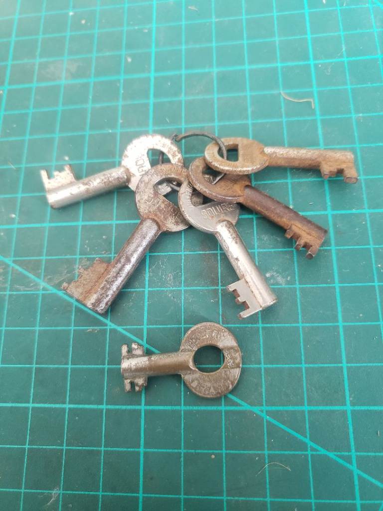 6 x hollow barrelled Vintage Keys 