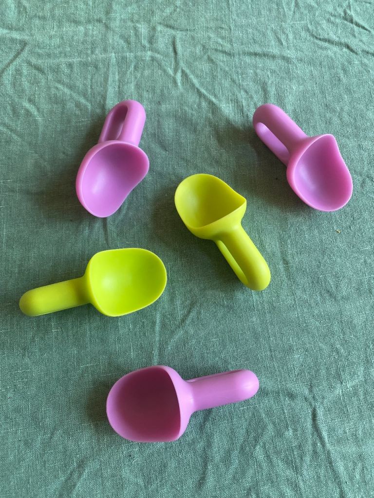 Hand held ice cream scoops to eat from