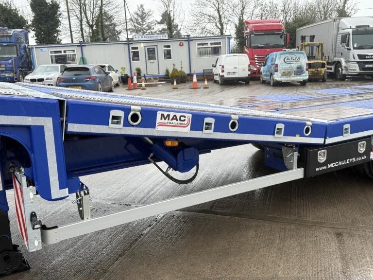 MAC 3 AXLE LOWLOADER WITH LIFTING DECK 