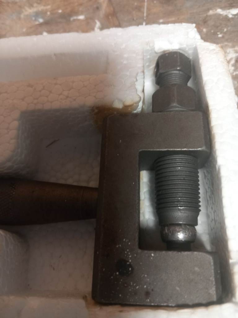 Chain splitter and spark plug