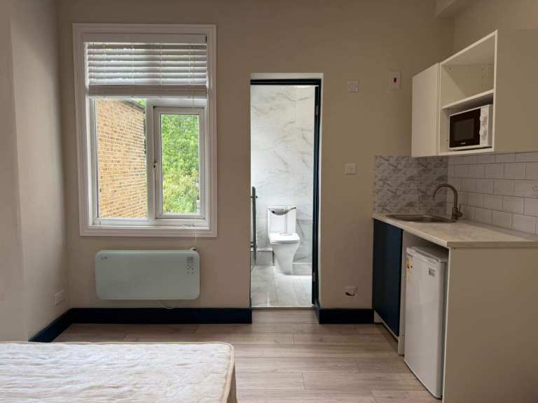 Self-contained studio flat in Lewisham - DSS Considered
