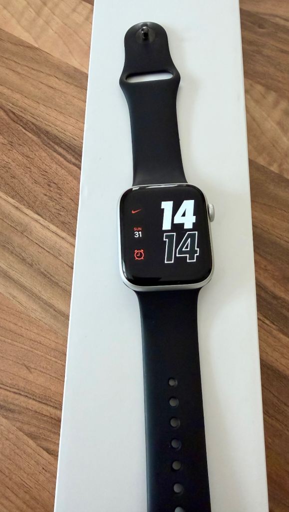 Apple Watch 6 (44mm Aluminium)