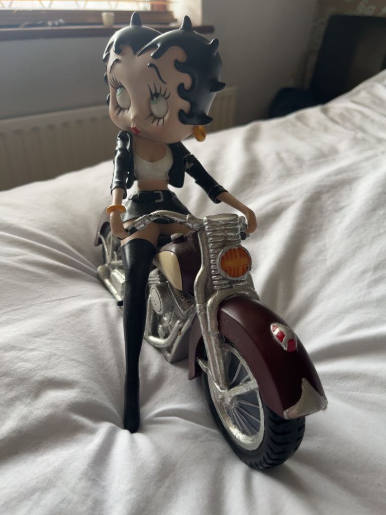Betty Boop Figurine Large – Biker Betty (Sitting / Riding)