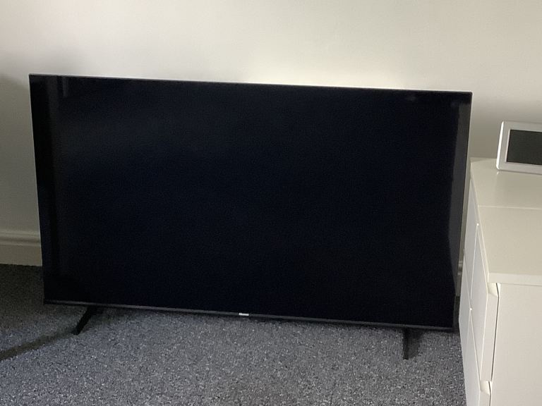 Hisense 55 inch QLED TV, Freely TV enabled, virtually brand new, spares or repair