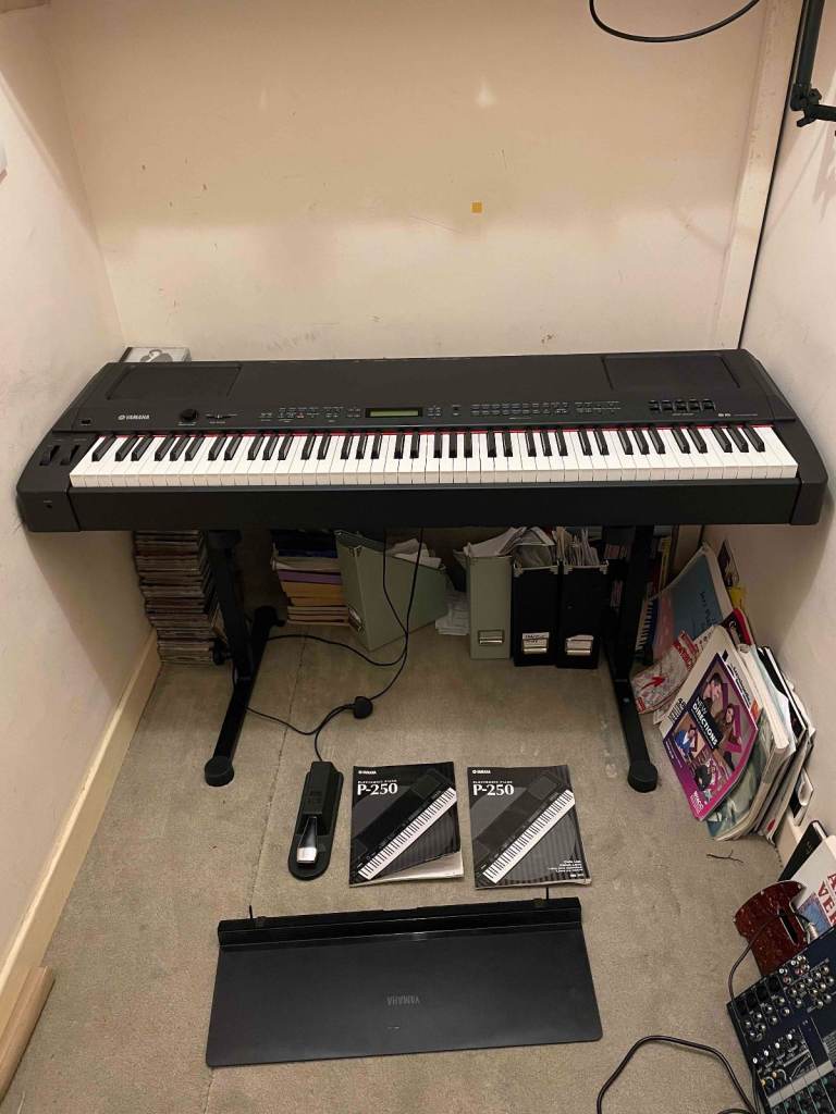 Yamaha P250 digital piano (+ music rest + FC4 sustain pedal + manuals)
