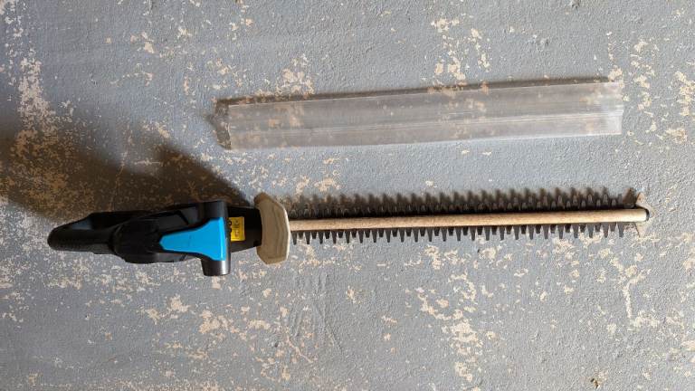 MAC Alister cordless 18v hedge trimmer with battery and charger.