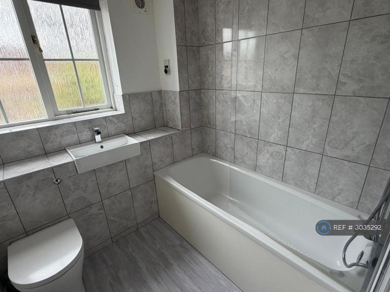 4 bedroom house in Nightingale Shott, Egham, TW20 (4 bed) (#3035292)