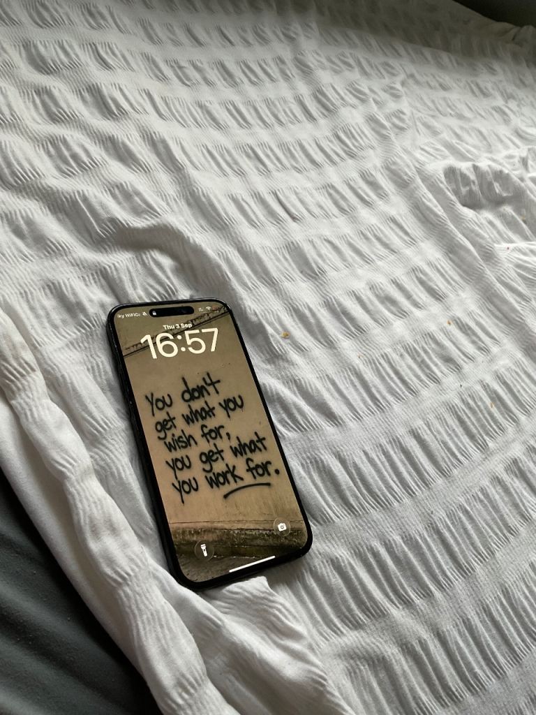 iphone 16 plus camera doesn’t work 