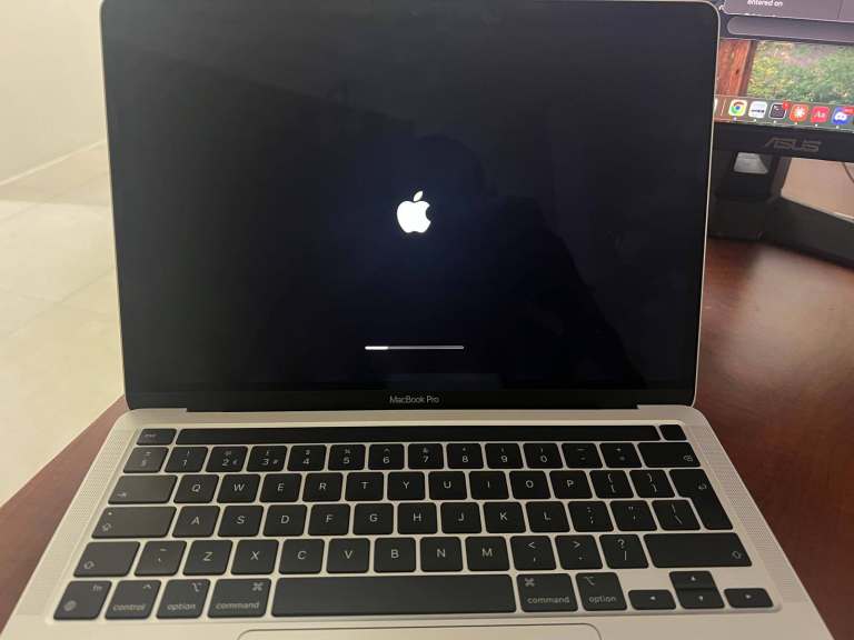 MacBook Pro M1 in a very good condition. 256GB SSD, 8GB RAM Memory