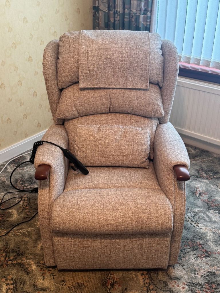 Celebrity Discover Relaxation Rise & Recline Mobility Chair 