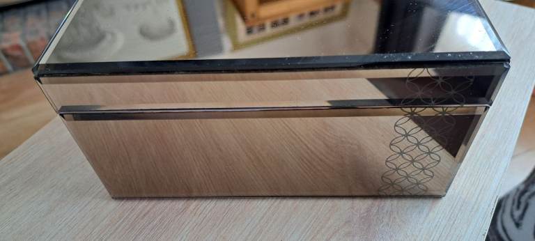 Brown glass mirrored jewellery/trinket box 