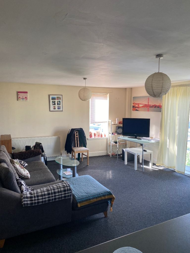 Single Room in a Modern flat with access to Lift,Balcony and Parking