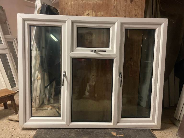 H 118 x W 152 cm - UPVC DOUBLE GLAZED WINDOW - CLEAR GLASS - GOOD CONDITION (REF: LJ188)
